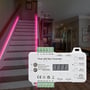 LEDlife RGB LED-stripsættets styring ses foran en trappe med pink lys langs trinene.