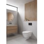 COBA hængetoiletskål med lukket sæde monteret på væggen i et moderne badeværelse med trædetaljer.