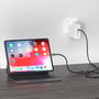 Det sorte 4smarts ScreenCord USB-C-kabel forbinder en tablet med en vægoplader på et skrivebord.