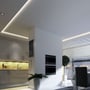 V-TAC LED-stribe giver indirekte lys langs loft og køkkenbord i et moderne køkken-alrum.