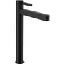 Elegant hansgrohe Finoris håndvaskarmatur i mat sort, fremviser et slankt, moderne design med 1-grebs betjening og en imponerende højde på 208 mm.