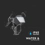 V-TAC Pro solcellelampe udsat for vandstråler, viser IP65-klassificering for vand- og støvbeskyttelse.