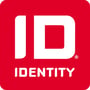 ID Identity-logoet med hvide bogstaver på rød baggrund viser mærket bag den sorte GAME-vintersoftshelljakke i størrelse 2XL.