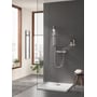 GROHE Grohtherm 1000 Performance brusearmatur i et brusebad med håndbruser og vandstråler.