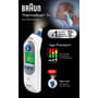 Braun Thermoscan 7+ øretermometer, der viser aldersjusterbar febervejledning og en baby, der får målt temperaturen.