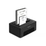 DeLOCK Dual Docking Station med en 3.5" HDD og en 2.5" SSD indsat i slidserne på hvid baggrund.