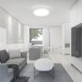V-Tac LED loftslampe monteret i en moderne stue med grå sofa og lys trægulv, giver jævn belysning.
