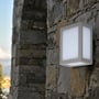 Robust V-TAC LED væglampe med 12W, 4000K, IP65, monteret på en rustik stenvæg udendørs.