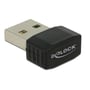 DeLock USB 2.0 dualband-WLAN-nanostick set skråt forfra med sort adapterhus og sølvfarvet USB-stik.
