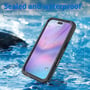 iPhone med sort 4smarts Stark-cover ses med vanddråber på skærmen over vand.