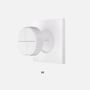 Sonoff SNZB-01M trådløs Zigbee-afbryder med fire knapper set skråt forfra med den firkantede monteringsplade.