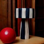 Jore Copenhagen Mushroom bordlampe med sort og naturfarvede striber ved siden af en rød kugle.