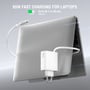 Den hvide 4smarts PDPlug Slim 65 W GaN-vægoplader forbundet med kabel til en bærbar computer under opladning.
