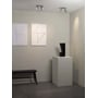 Astro Lighting Ascoli Twin indbygningsspot i mat krom monteret i loftet og rettet mod vægkunst i et galleri.