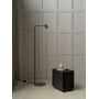 Astro Lighting Ascoli Floor gulvlampe i bronze lyser i et indrettet rum med lampens hoved vinklet nedad.