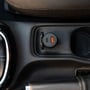 4smarts VoltRoad Ultimate biloplader indsat i bilens cigarettænder med USB-C og USB-A porte synlige.