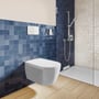 Hvid Viconnect M200-betjeningsplade fra Villeroy & Boch på blå fliser ved et toilet og en bruseniche.