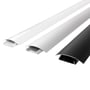 Sort gulvkanal i aluminium, 100 mm dyb og 1,5 meter lang, ses sammen med hvide og sølvfarvede kanaler.