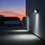 V-TAC 200 W LED-projektør med CREE-chip monteret på en lagerbygning og oplyser pladsen ved skumring.