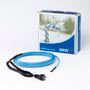DEVIpipeheat™ 10 V3 varmekabel på 22 meter med stikprop, sammen med produktets emballage, der viser rør beskyttet mod frost. Kablet er lyseblåt med sort tilledning.
