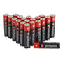 Tæt på Verbatim Alkaline AAA batterier, arrangeret i en bue med et enkelt batteri liggende foran.