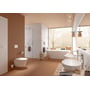 TOTO GP væghængt toilet i hvid keramik med CeFiONtect glasur, vist i et moderne badeværelsesmiljø med badekar og dobbelt håndvask.