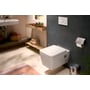 Hansgrohe EluPura Original Q hængetoilet i hvidt porcelæn med lukket låg i et moderne badeværelsesmiljø.