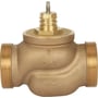 Danfoss sædeventil VRB 2-15 i rødgods, DN15, med 1" gevindtilslutning og pil for flowretning på hvid baggrund.