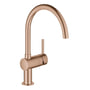 Grohe Minta køkkenarmatur i børstet warm sunset messing med C-formet tud og ét greb på hvid baggrund.