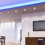 Installeret V-TAC MR16 LED spot i et moderne loft, der giver jævn belysning i rummet.