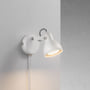 Nordlux Aslak hvid vægspotlampe i metal med GU10 fatning, monteret på væg med justerbar lampehoved.