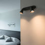 SLV AVO spotlight med 2 spotlampehoveder monteret på væggen over en seng, med justerbart lys.