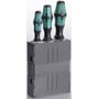Raaco Tool Fix værktøjsholder i grå med tre skruetrækkere med grønne og sorte håndtag, monteret på grå baggrund.