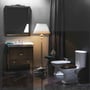 Lavabo Contea Retro-toilet med valnøddefarvet sæde i et klassisk indrettet badeværelse ved siden af et bidet.