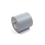 Rullen med grå Coroplast PVC-tape set skråt forfra viser den brede, oprullede tapeoverflade; den er 50 mm bred og 10 meter lang.