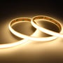 Ansell Lighting C-Cell Cob Pro LED strip, 30m lang, 14W/m, 4000K, tændt med varmt, ensartet lys på mørk baggrund.