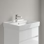 Villeroy & Boch Collaro Vanity 60 cm håndvask i hvid keramik med blank front og krom armatur monteret. Visuelt eksempel på vægmontering.