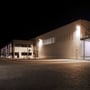 V-TAC CCT-projektør lyser op på en lagerbygning om natten og viser brug af projektørsættet udendørs.