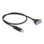 DeLock USB til RS-232-adapter med FTDI ligger udfoldet med USB-A-stik i den ene ende og DB9-hunstik i den anden.