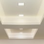 Tre V-Tac 18W LED indbygningspaneler installeret i et moderne loft med indhak, der skaber dæmpet belysning.