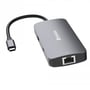 Nærbillede af Verbatim USB-C Pro Multiport Hub, der viser USB-C port og ethernetporten på en mørk baggrund.