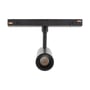 Sorte SpectrumLED SHIFT Smart Spot S-spots er monteret i loftsskinner og oplyser en moderne stue.