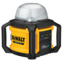 DeWalt 18V XR LED-arbejdslampe DCL074-XJ i gul og sort, med 360 graders lyskugle og sorte håndtag.