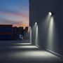 V-Tac Slimline LED-projektører lyser en industribygning og et område ved skumring.