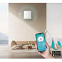 Arida Venti 160 WiFi stillerumsventilator i sort monteret på væggen med en app på en telefon, der viser temperatur og CO2-niveauer.