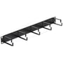 Sort DeLock kabelstyringspanel til 19″ rack set fra bagsiden, hvor kabelbøjlernes fastgørelse ses.