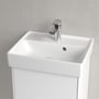 Villeroy & Boch Collaro håndvask, 45 cm, hvid, fremstillet i keramik med krom vandhane monteret.