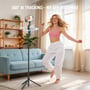 4smarts 360° AI-stativ følger en dansende kvinde med mobilen monteret i et lyst hjem.
