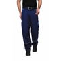 Mand iført Kansas Icon arbejdsbukser i marineblå med kongeblå detaljer, viser buksernes pasform og funktionelle lommer.