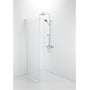 Contura Shower Space lige brusedør med klart glas og hvid profil set på afstand, monteret ved en bruser.